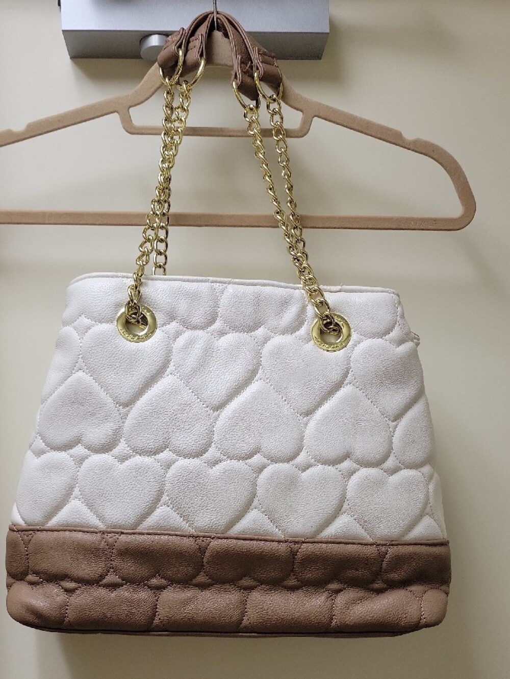 Betsey Johnson White and Taupe Quilted Heart Shoulder Tote with Gold Chain - Picture 3 of 8